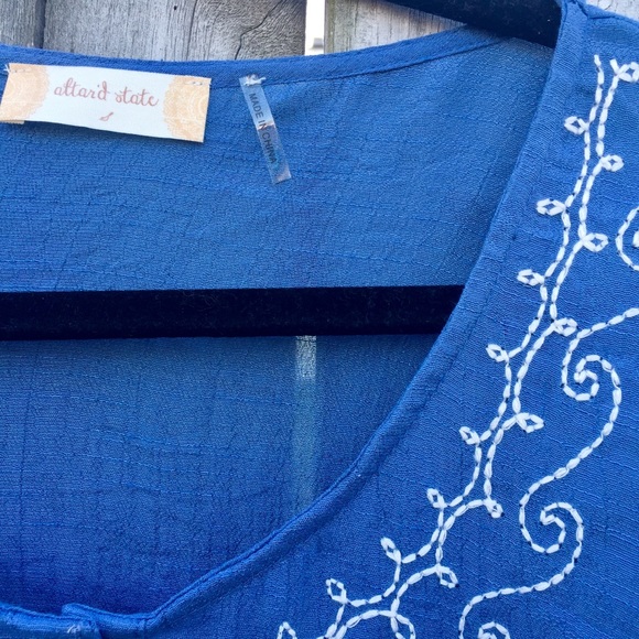 Altar’d State Boho Peasant Shirt Top Blue White Detail Sz. Small - Picture 3 of 5